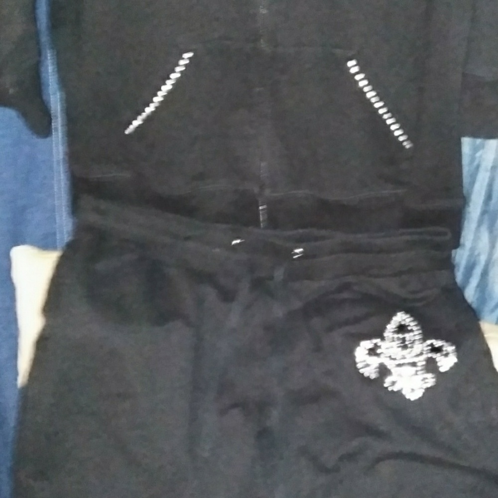 Super cute sweatsuit!